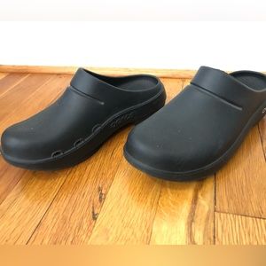 Black Oofos clogs women’s size 7